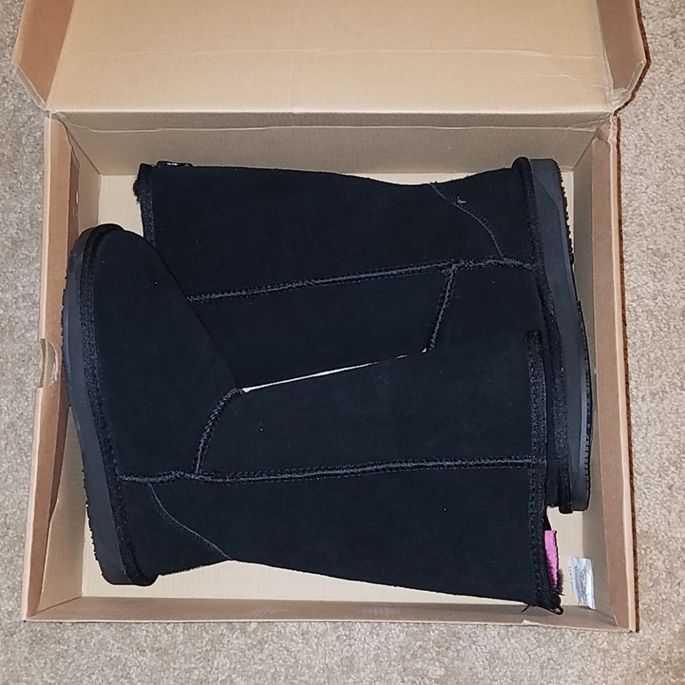 Authentic NIB BooRoo sheep wool black boots